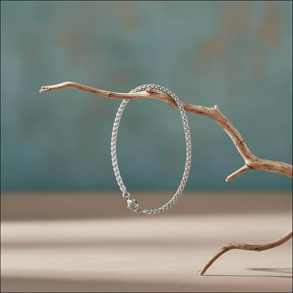 Zilverkleurige Aramat Jewels vossenstaart armband van roestvrij staal met een gevlochten schakelpatroon.