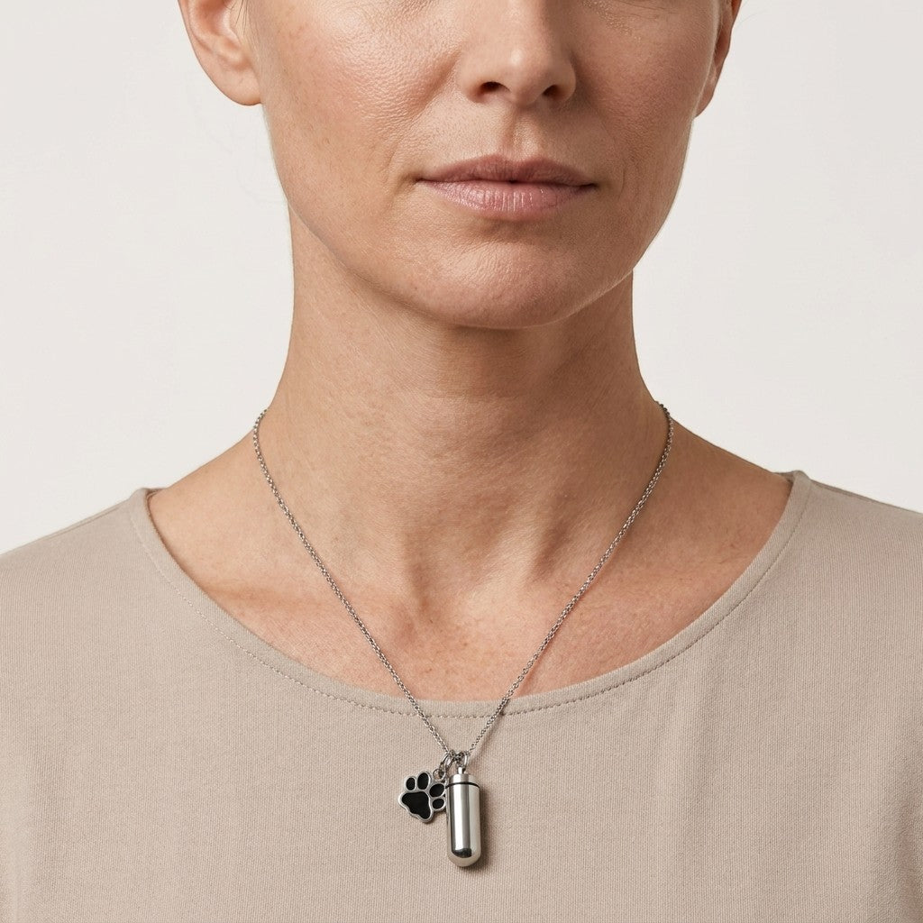 Aramat Jewels zilverkleurige buisvormige ashanger met pootje, van roestvrij staal.