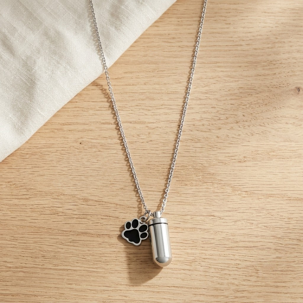 Aramat Jewels zilverkleurige buisvormige ashanger met pootje, gemaakt van roestvrij staal.