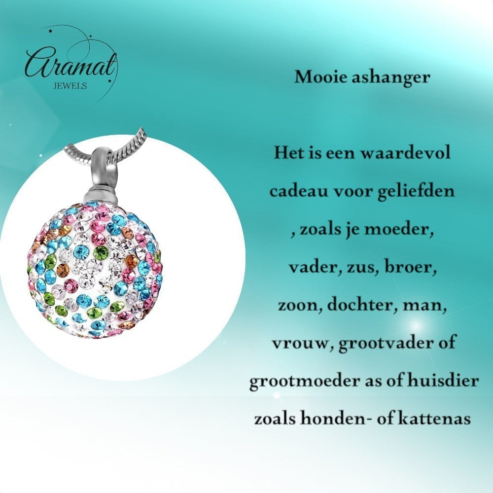 Aramat Jewels zilverkleurige, bolvormige ashanger bezet met gekleurde kristallen. Discreet en tijdloos gedenksieraad.