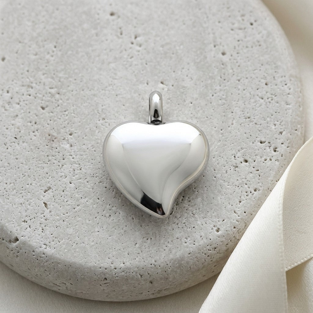 Aramat Jewels zilverkleurige hartvormige crematiehanger van roestvrij staal, met schroefsluiting.