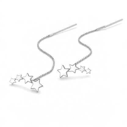 Aramat Jewels zilverkleurige doortrek oorbellen van RVS met een speels sterretjesmotief aan een fijne ketting.