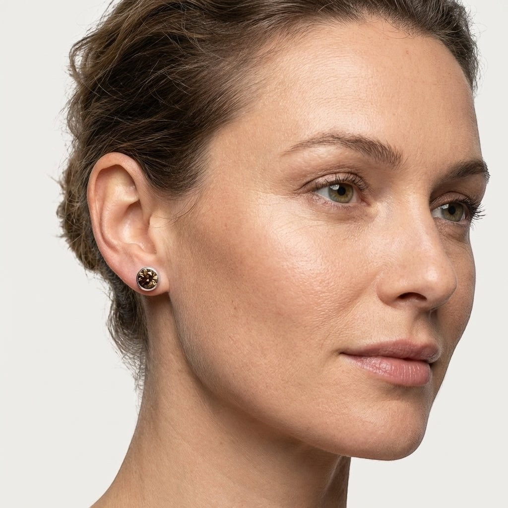 Aramat Jewels zilverkleurige oorstekers met een 8mm bruin kristal, gemaakt van roestvrij staal.