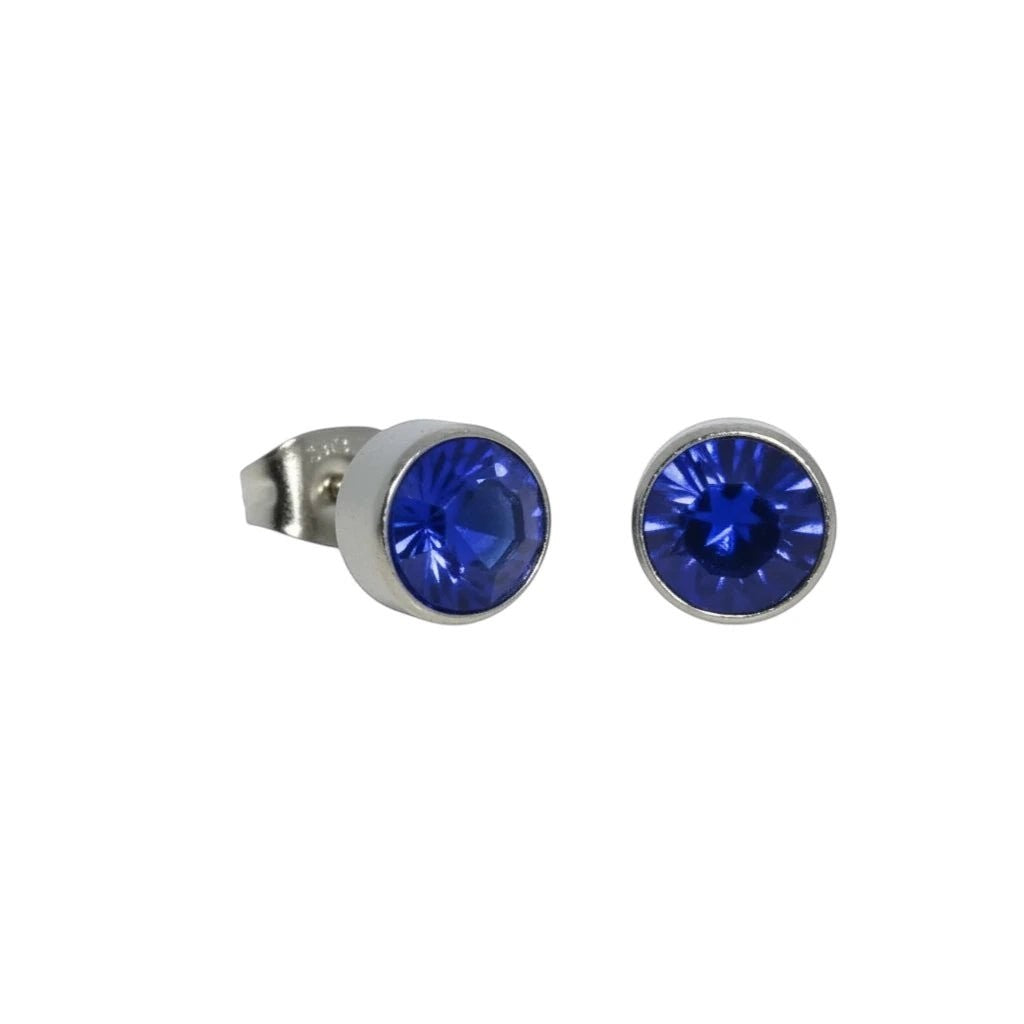 Aramat Jewels zilverkleurige oorstekers met donkerblauw kristal van 7mm, gemaakt van roestvrij staal.