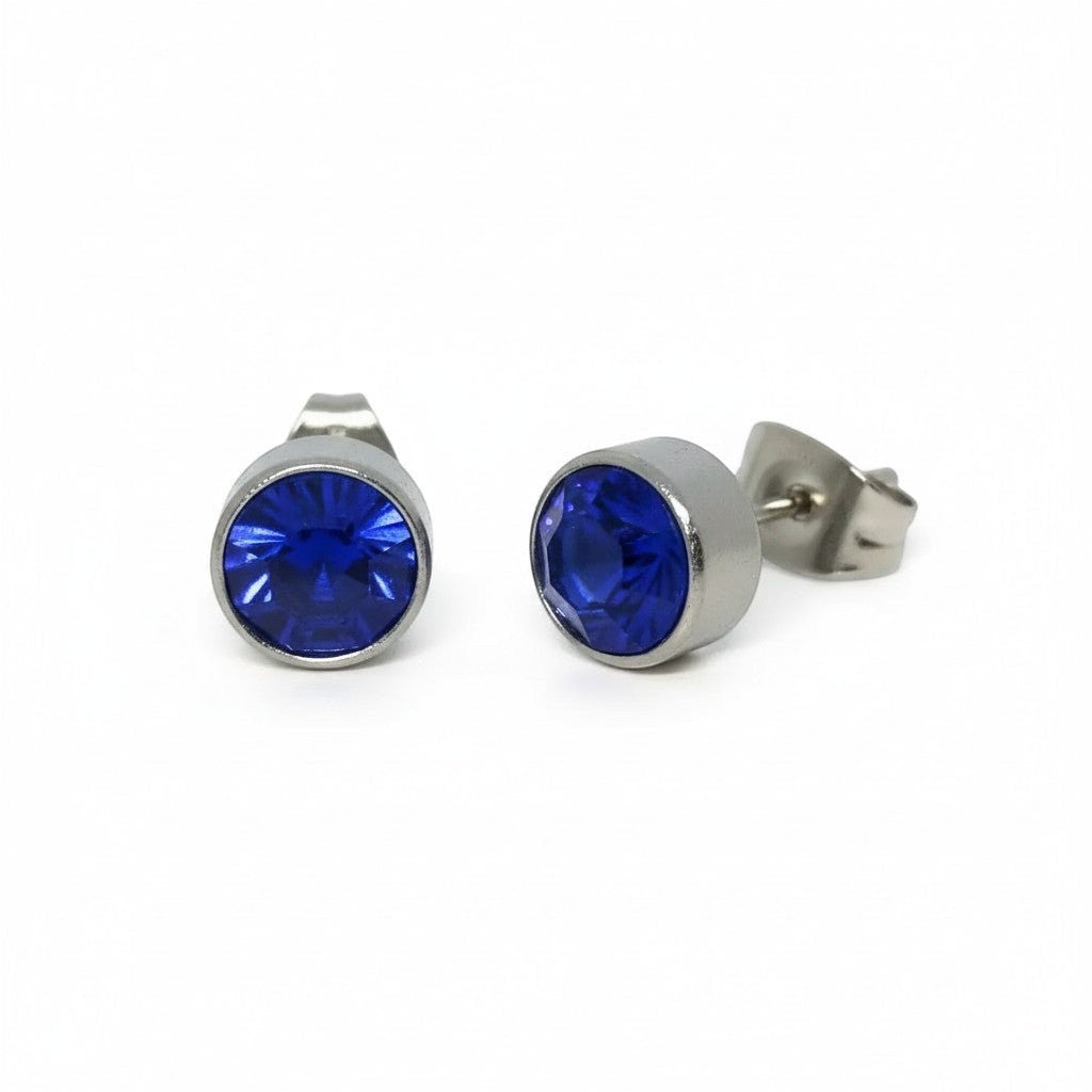 Aramat Jewels zilverkleurige oorstekers met donkerblauw kristal van 7mm, gemaakt van roestvrij staal.