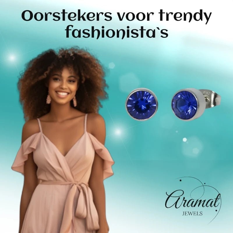 Aramat Jewels zilverkleurige oorstekers met donkerblauw kristal van 7mm, gemaakt van roestvrij staal.