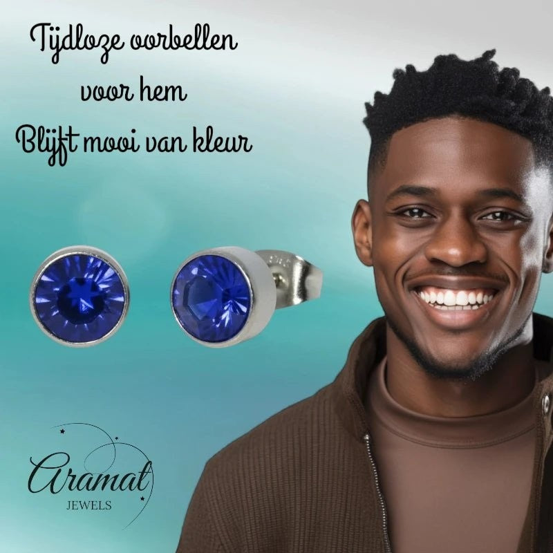 Aramat Jewels zilverkleurige oorstekers met donkerblauw kristal van 7mm, gemaakt van roestvrij staal.