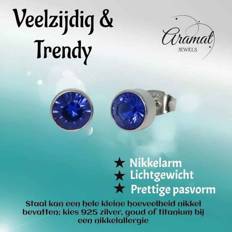 Aramat Jewels zilverkleurige oorstekers met donkerblauw kristal van 7mm. Nikkelarm, lichtgewicht en een pretty pasvorm.