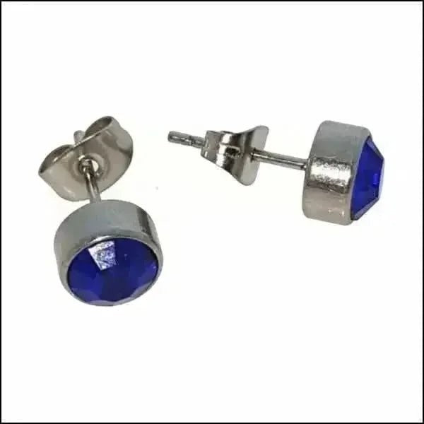 Aramat Jewels zilverkleurige oorstekers met donkerblauw kristal van 7mm, gemaakt van roestvrij staal.