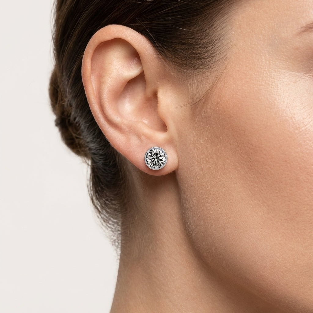 Aramat Jewels zilverkleurige oorstekers met grijs kristal van 6mm, gemaakt van roestvrij staal.