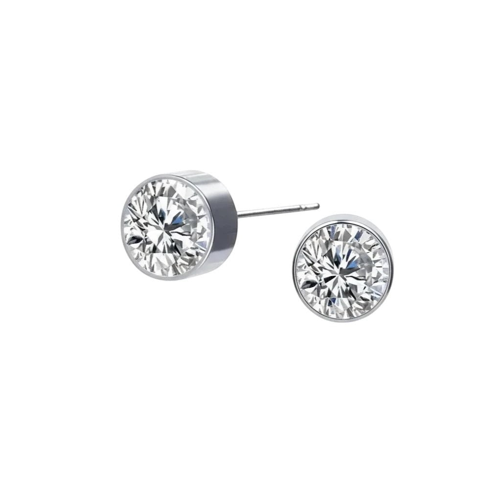 Aramat Jewels zilverkleurige oorstekers met 6mm transparant kristal. Roestvrij staal, uniseks.