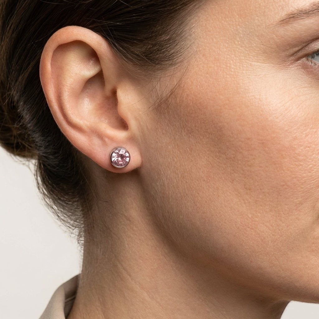 Aramat Jewels zilverkleurige oorstekers met een 10mm roze kristal, gemaakt van roestvrij staal.