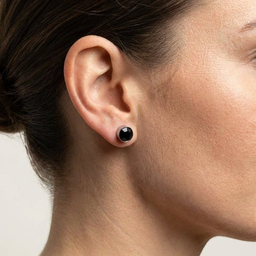Aramat Jewels zilverkleurige oorstekers met een rond zwart kristal van 8mm, gemaakt van roestvrij staal.