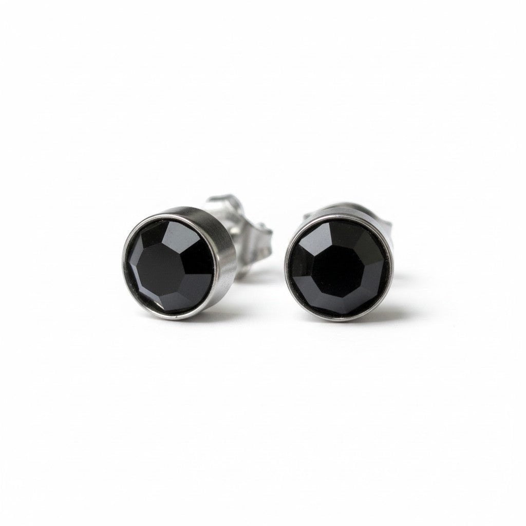 Aramat Jewels zilverkleurige oorstekers met diepzwarte kristallen van 8mm, gemaakt van roestvrij staal.
