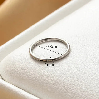 Aramat Jewels zilverkleurige RVS oorring van 8mm met een dikte van 1mm en een subtiele kliksluiting.