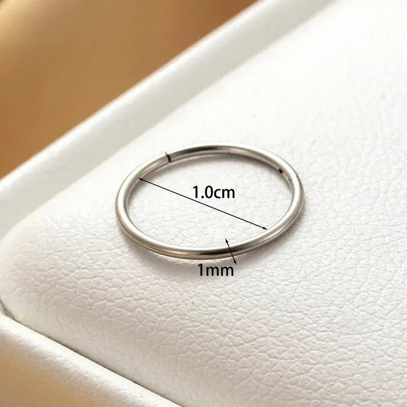 Aramat Jewels zilverkleurige dunne RVS oorring van 1mm dik met een gepolijste afwerking en kliksluiting
