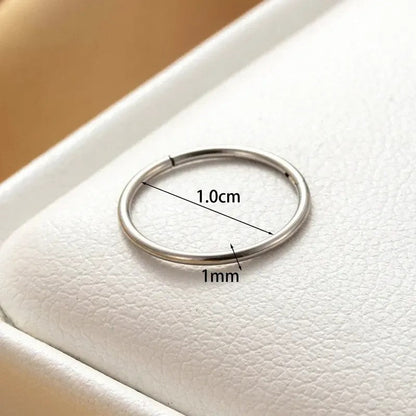 Aramat Jewels zilverkleurige dunne RVS oorring van 1mm dik met een gepolijste afwerking en kliksluiting