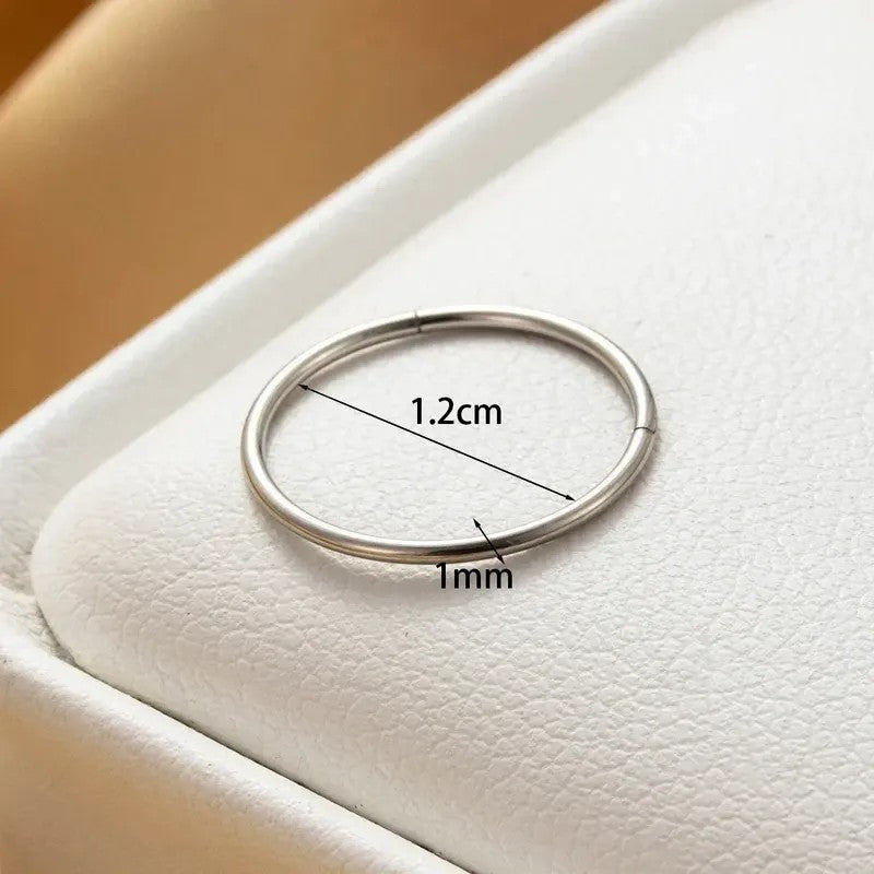Aramat Jewels zilverkleurige dunne RVS oorring van 12mm met 1mm dikte en een minimalistisch gepolijst ontwerp.