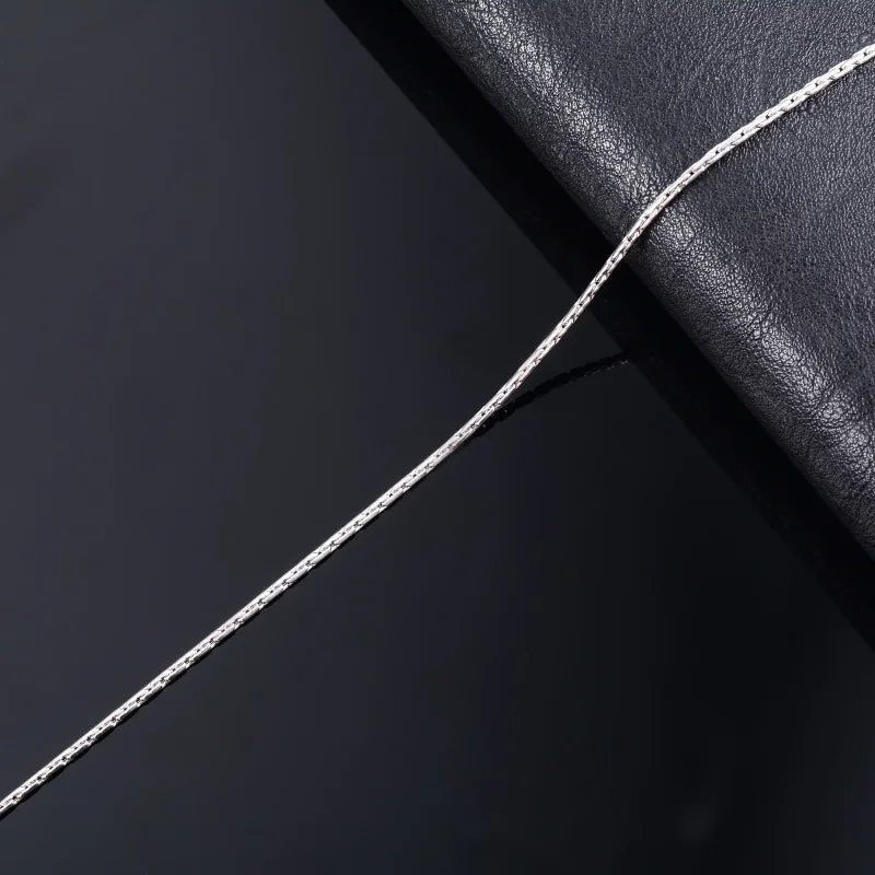 Aramat Jewels zilverkleurige slangenketting van roestvrij staal met een verfijnde en glanzende schakelstructuur.