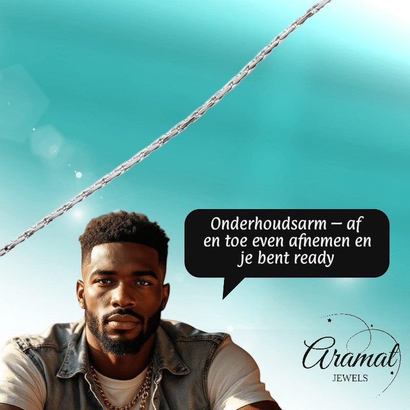 Aramat Jewels zilverkleurige slangenketting van roestvrij staal gedragen door een man voor een stijlvolle look.