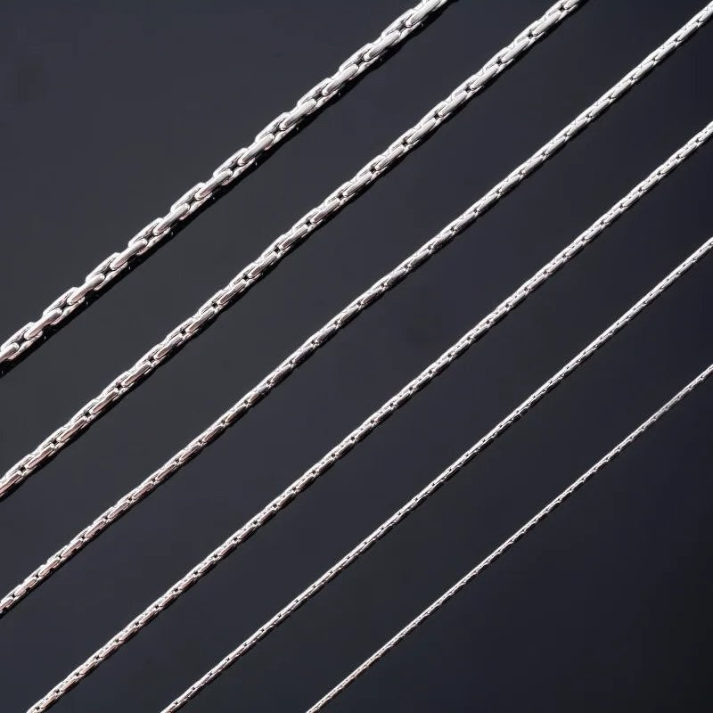 Aramat Jewels zilverkleurige slangenketting van roestvrij staal met een verfijnde en glanzende schakelstructuur.