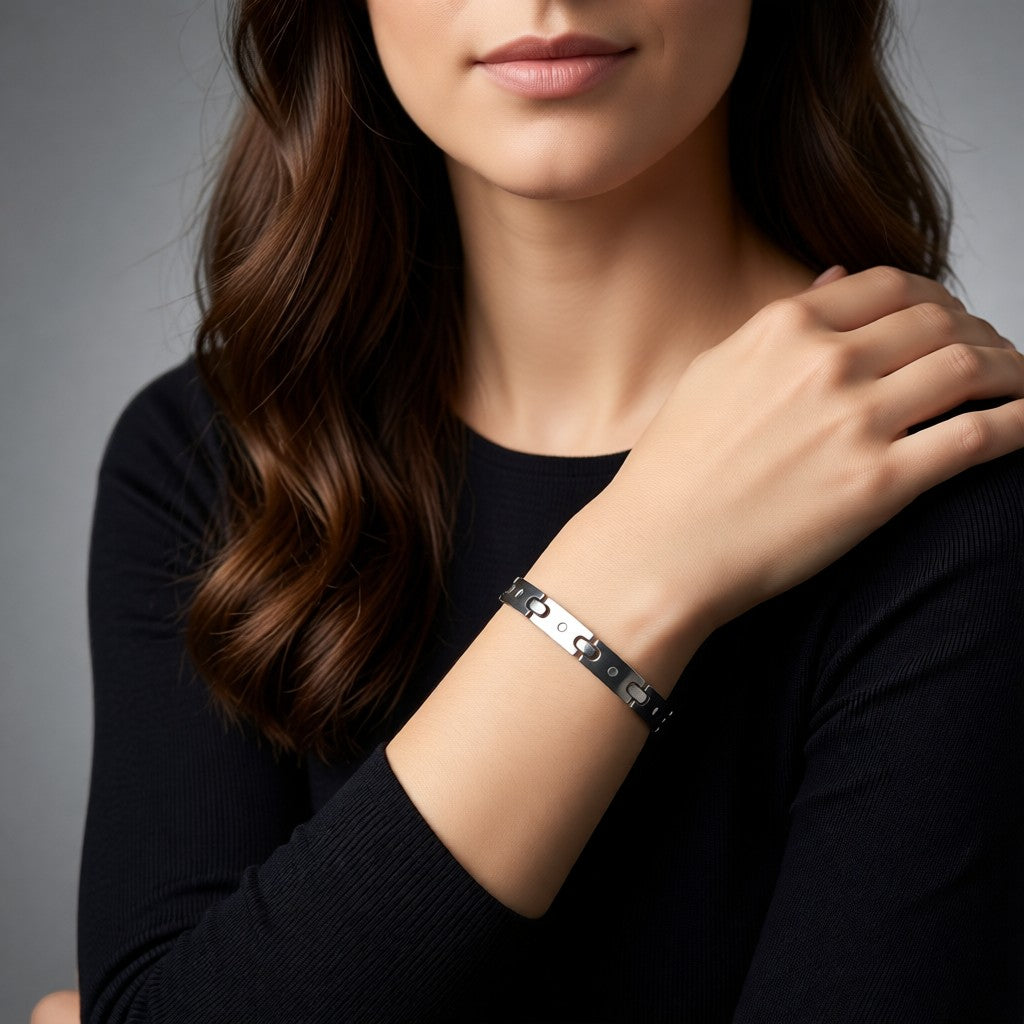 Aramat Jewels zilverkleurige edelstalen armband met fantasieschakel gedragen door een vrouw in een zwart shirt.