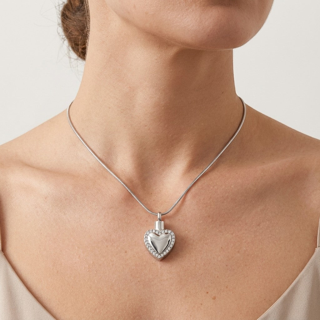 Aramat Jewels® zilverkleurige stalen hartvormige ashanger met kristallen, zonder ketting.