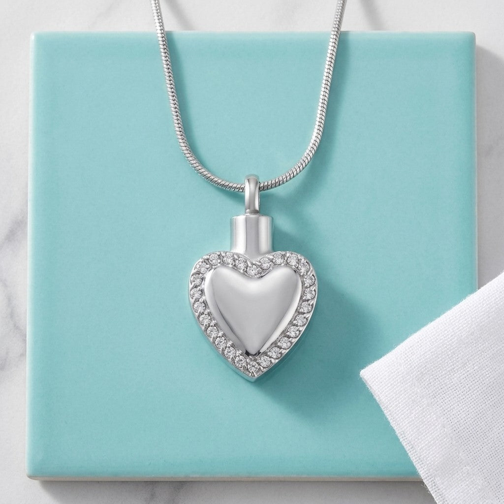 Aramat Jewels zilverkleurige stalen hartvormige ashanger met kristallen rand, zonder ketting.