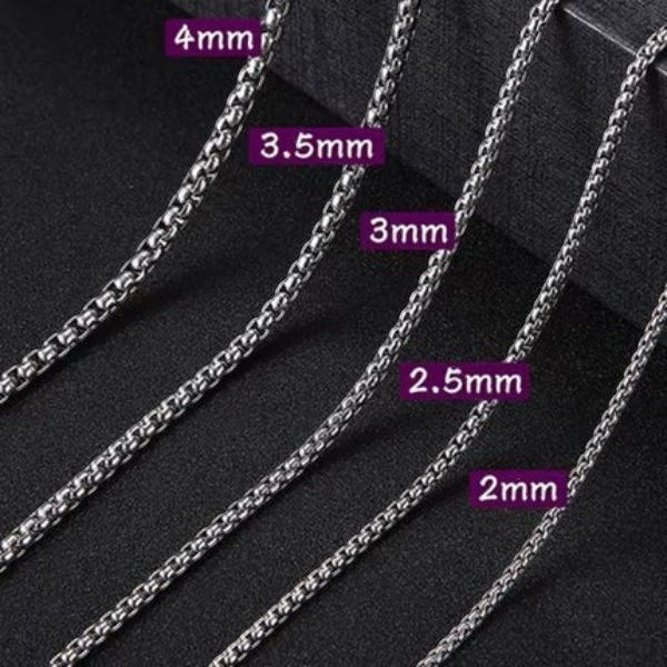 Aramat Jewels zilverkleurige stalen jasseron kettingen in verschillende diktes van 2mm tot 4mm op zwarte achtergrond.