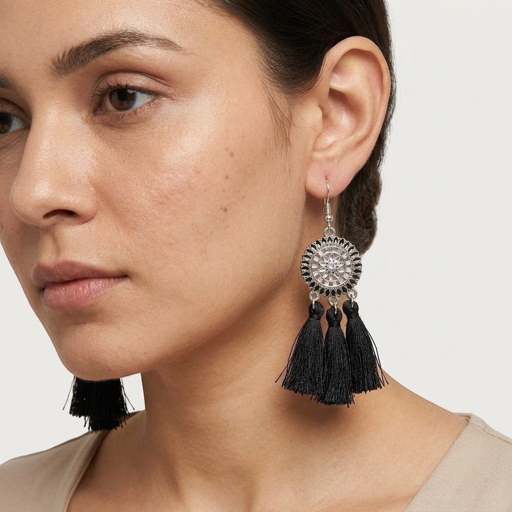 Aramat Jewels boho oorhangers met zwarte kwastjes en zilverkleurig metaal