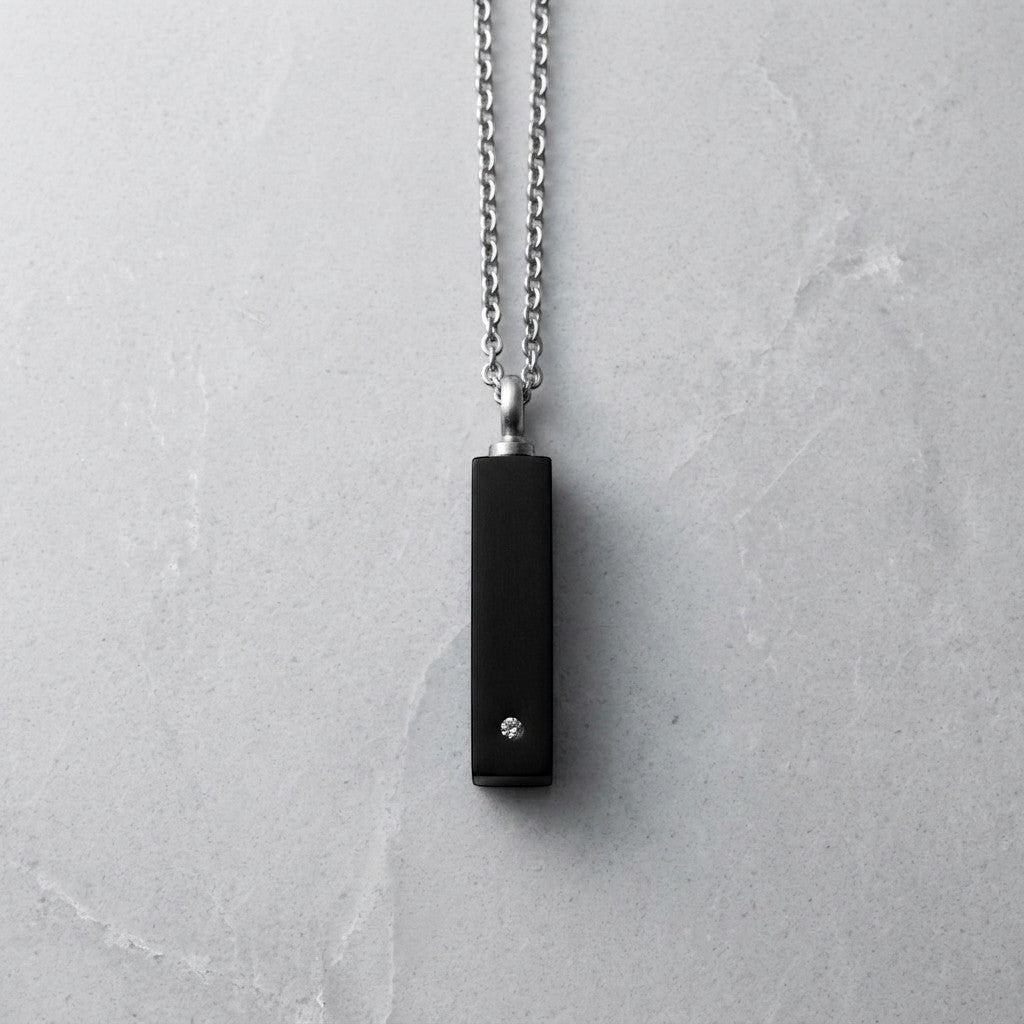 Aramat Jewels zwarte buis ashanger van 316L staal met kristal, 4x1cm, inclusief 50cm ketting.