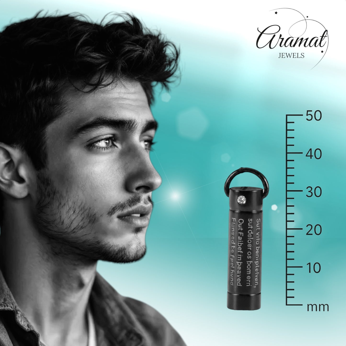 Aramat Jewels zwarte buisvormige crematiehanger van roestvrij staal met gebedstekst en een kleine diamant. 3x0,9cm.