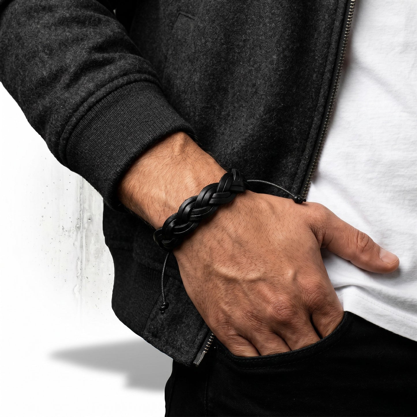 Aramat Jewels zwarte gevlochten leren armband voor heren, 16mm breed en verstelbaar, gedragen om de pols.