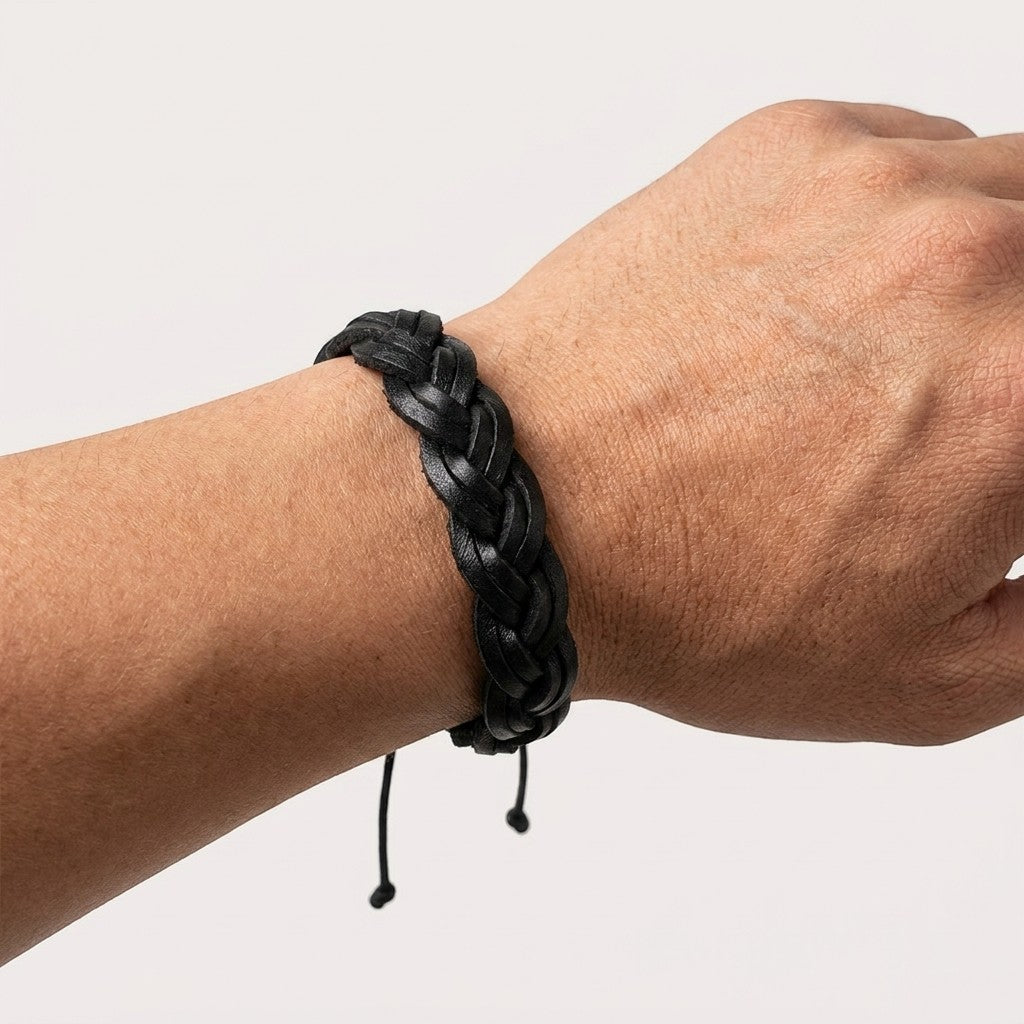 Aramat Jewels zwarte gevlochten leren armband van 16mm breed, gedragen om een pols voor een stoere uitstraling.