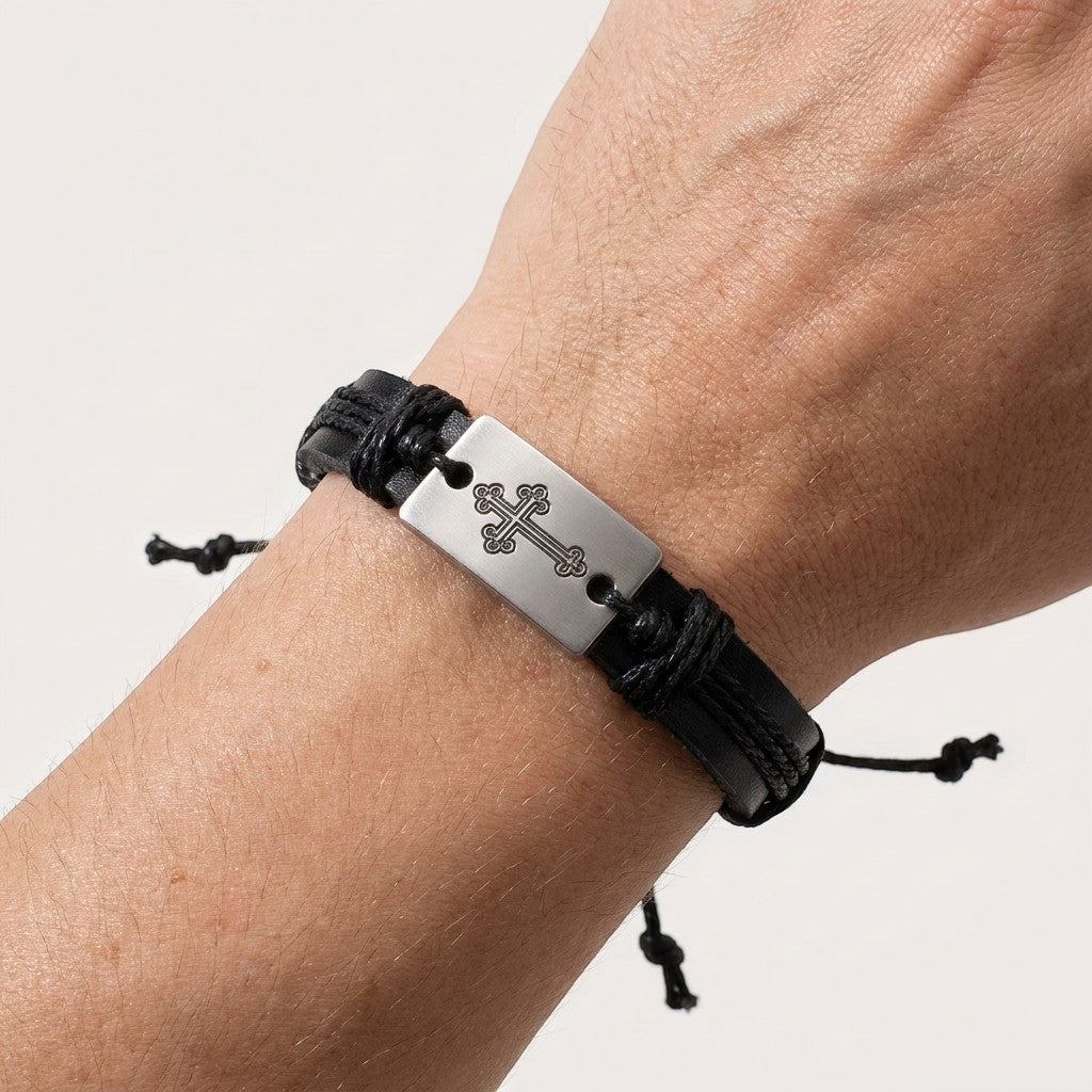 Aramat Jewels zwarte lederen armband met metalen plaatje en kruis symbool, verstelbaar model om een pols.