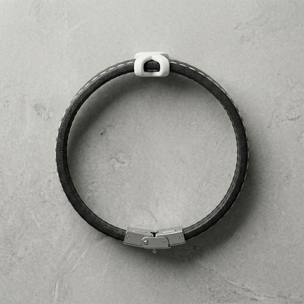 Aramat Jewels zwarte leren herenarmband met stalen kruisje, wit stiksel en duurzame 316L RVS sluiting.