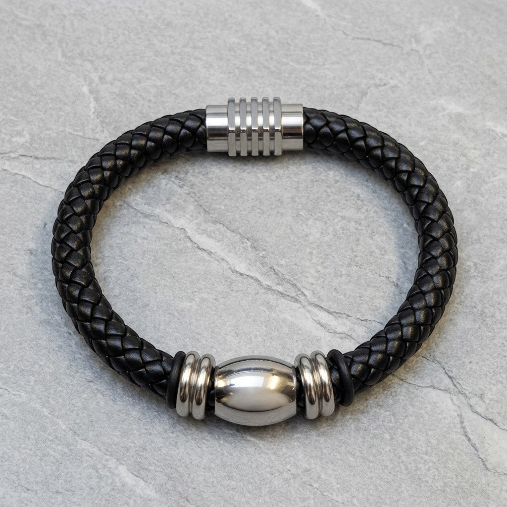 Aramat Jewels stoere zwarte gevlochten leren herenarmband met zilverkleurige stalen kralen en magnetisch RVS slot.