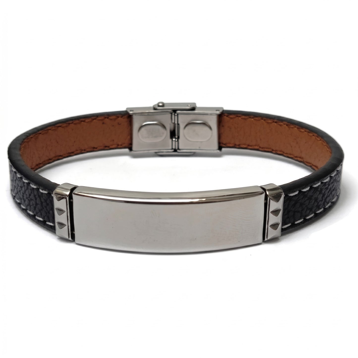 Aramat Jewels zwarte leren herenarmband met zilverkleurige graveerbare RVS plaat en wit stiksel.