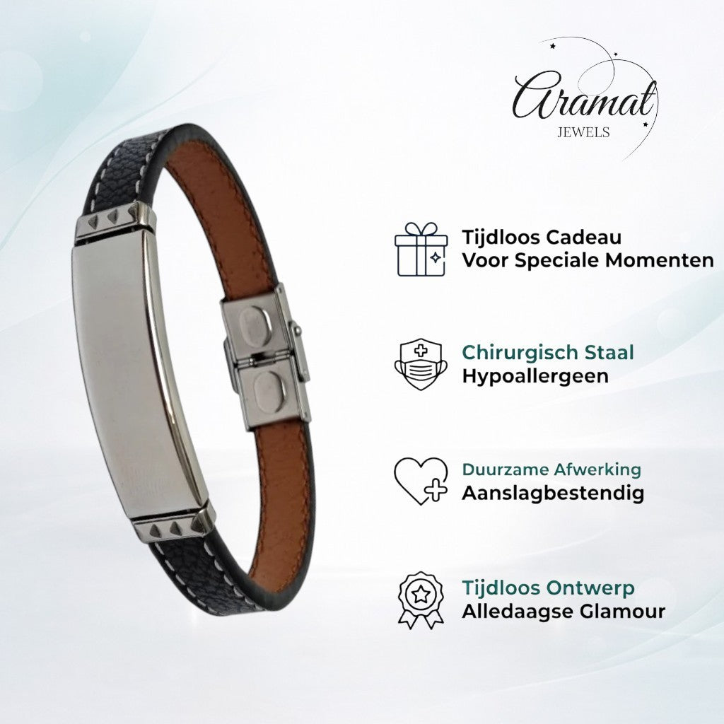 Aramat Jewels zwarte leren herenarmband met zilverkleurige graveerbare RVS plaat en wit stiksel.