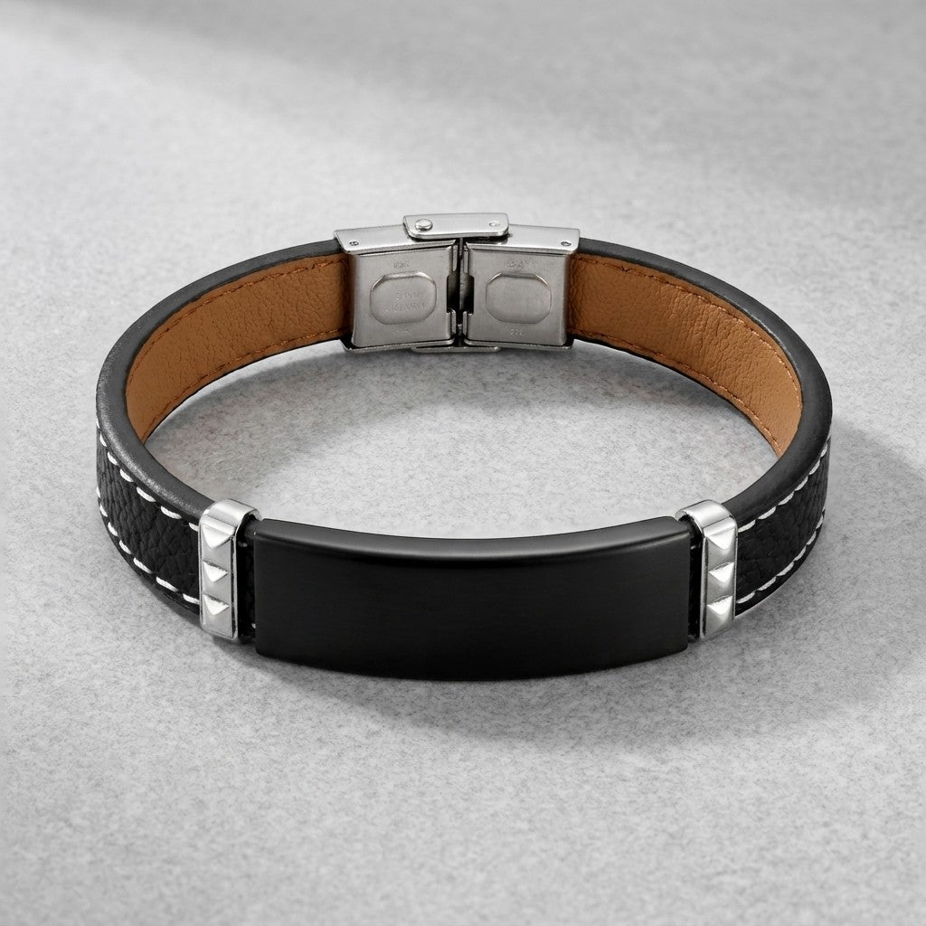 Aramat Jewels zwarte leren herenarmband met graveerbare zwarte stalen plaat, wit stiksel en RVS sluiting.