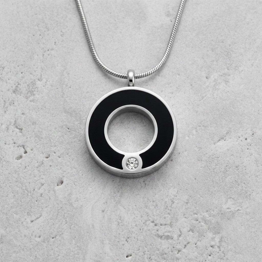 Aramat Jewels zwarte ronde stalen ashanger met een klein zirkonia steentje, zonder ketting.