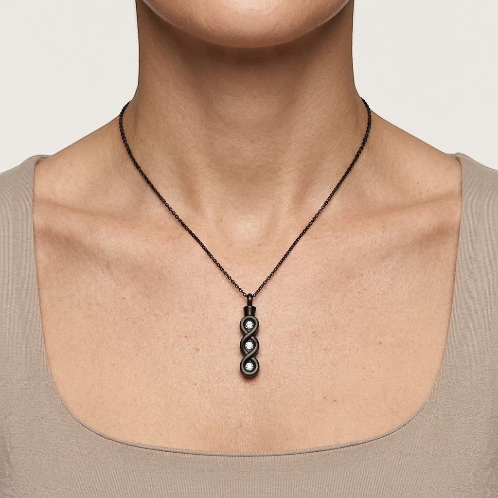 Aramat Jewels zwarte stalen ashanger met zirkonia, gedragen door een model. Gedenksieraad zonder ketting.