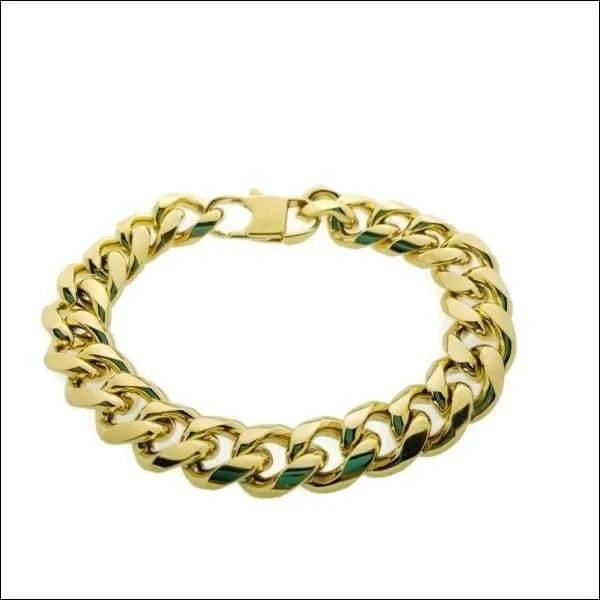 Een gouden armband met een groene steen