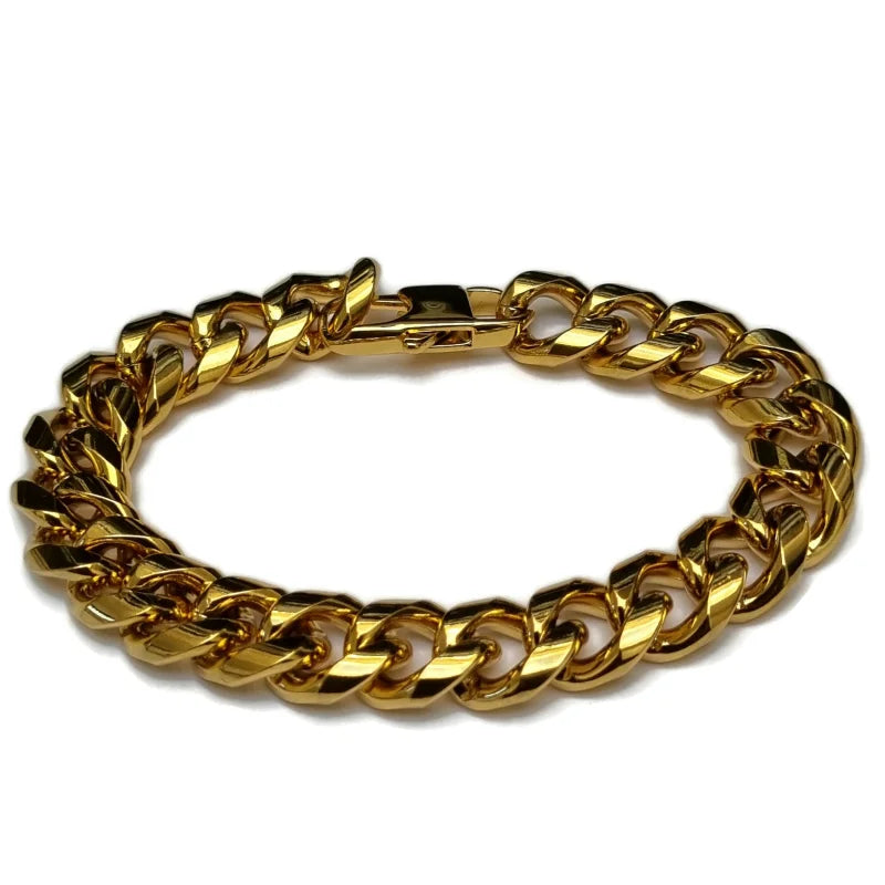 Een gouden armband met ketting