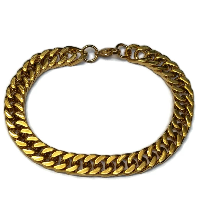 Een gouden armband met ketting