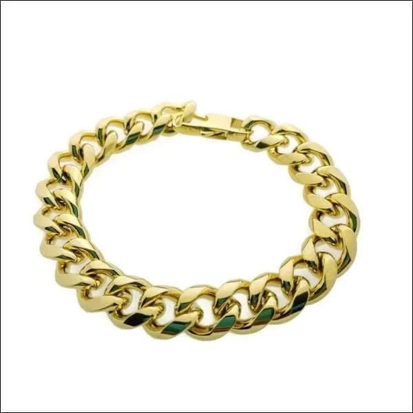 Een gouden armband met ketting