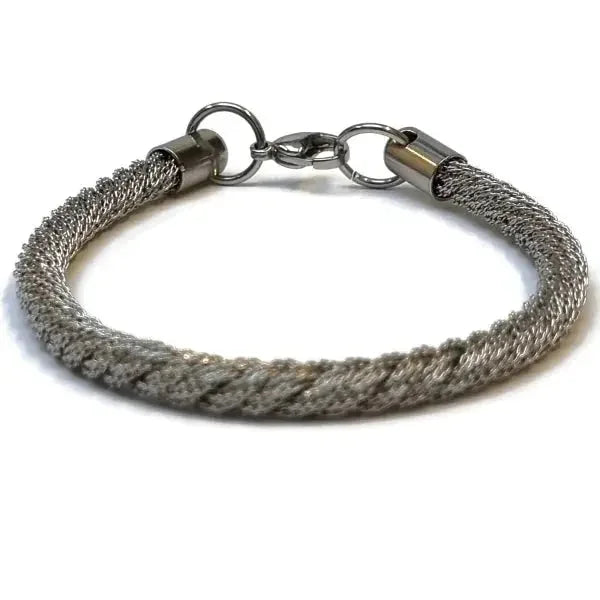 Een zilveren armband met een metalen sluiting