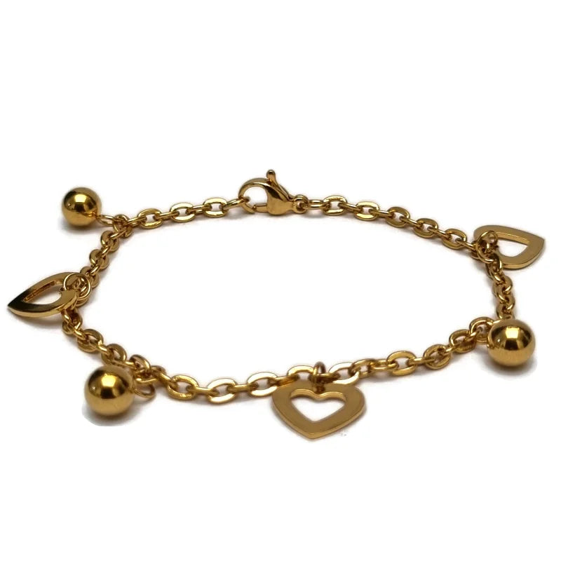 Een gouden armband met hartjes en een hart bedel