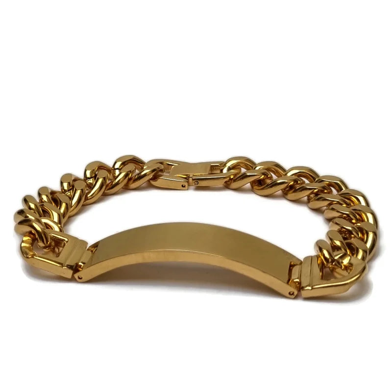 Een gouden armband met een schakelketting