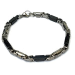 Een zwart met zilveren armband met metalen sluiting